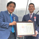 河村名古屋市長から表彰状を受け取る服部社長